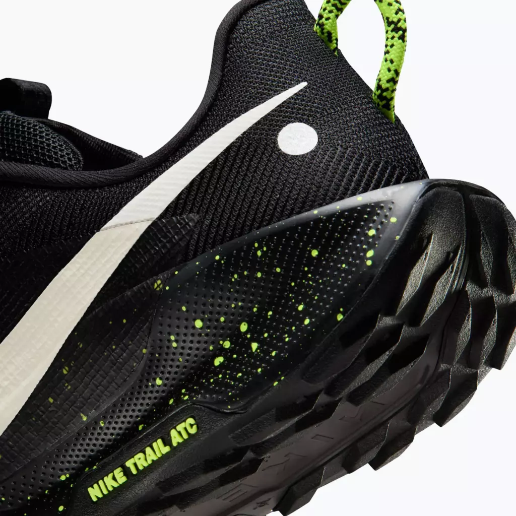 Кроссовки для бега Nike Pegasus Trail 5 black/volt ice/phantom