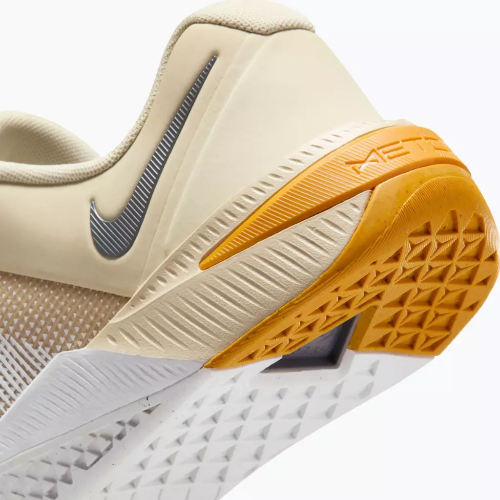 Штангетки Nike Metcon 10 light khaki/gold leaf/iron grey