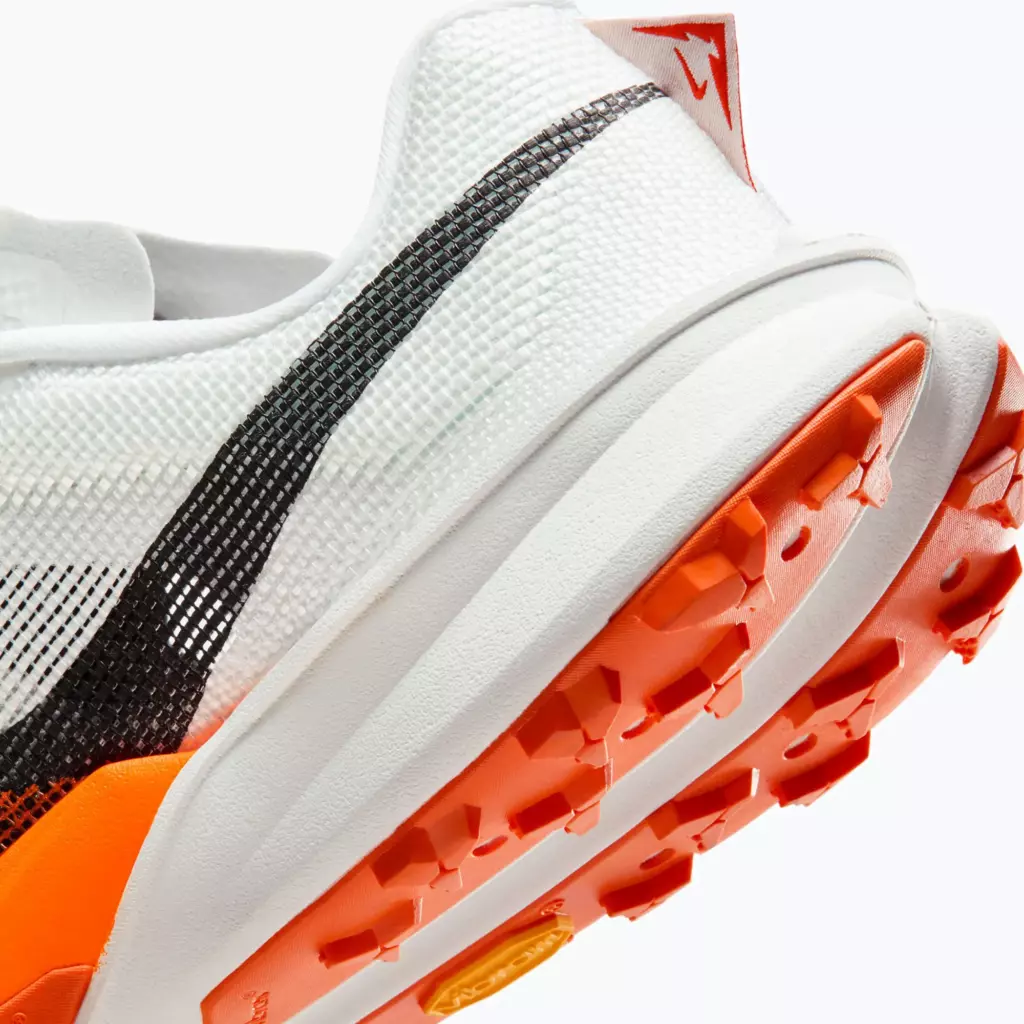 Кроссовки для бега Nike Kiger 10 white/photon dust/total orange/black