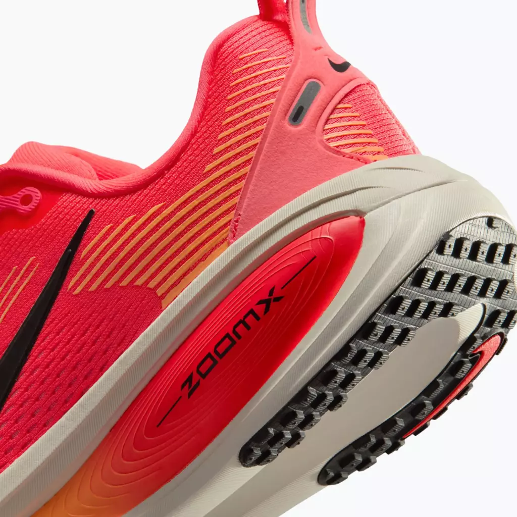 Женские Кроссовки для бега Nike Vomero 18 Hot lava/chalk/orange pulse/black