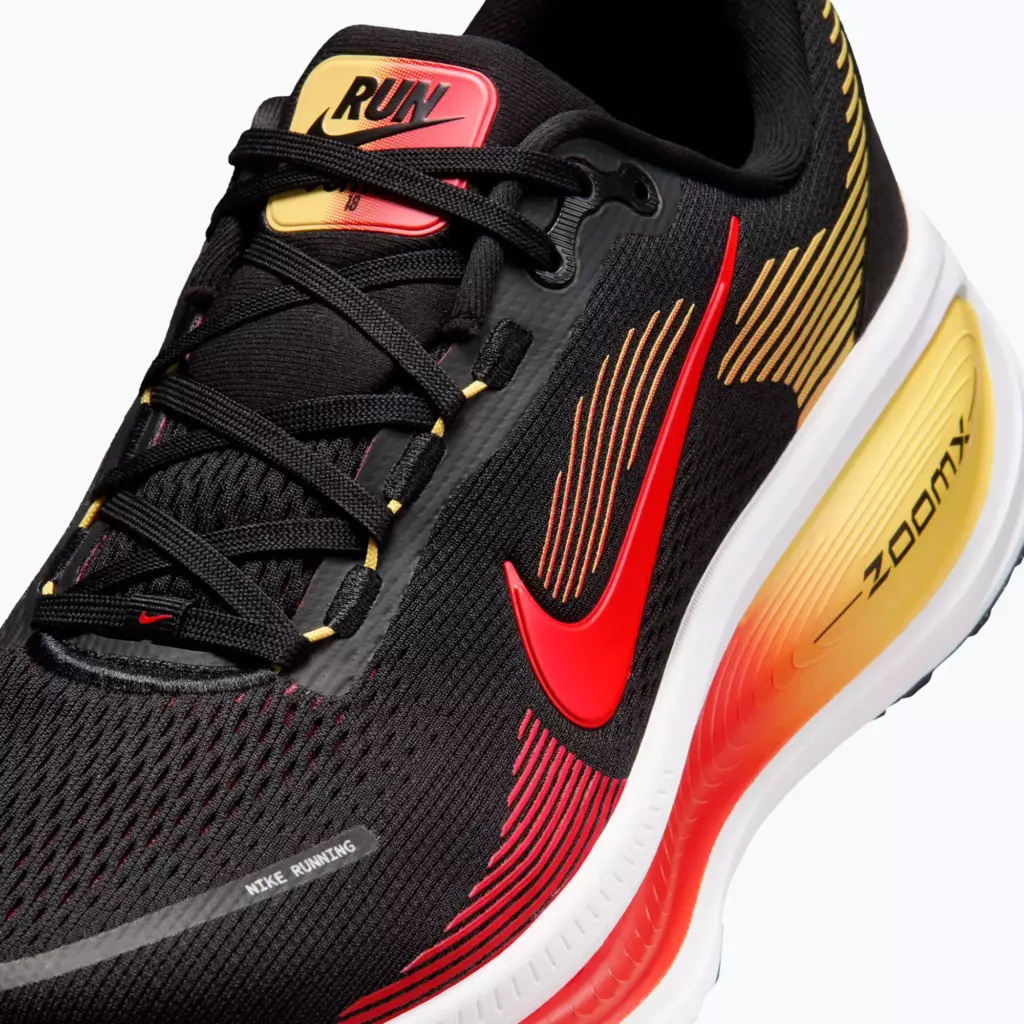 Кроссовки для бега Nike Vomero 18 black/light crimson/bright crimson