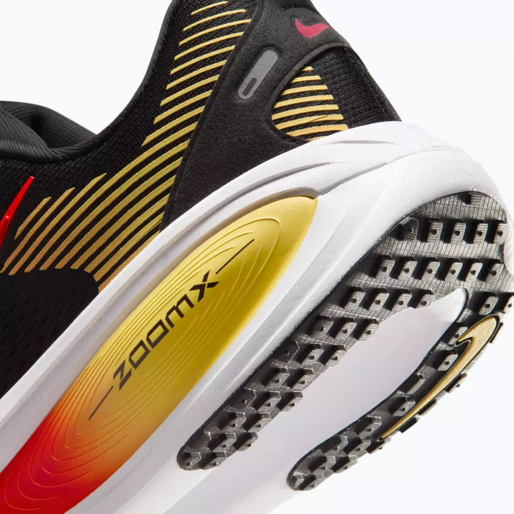 Кроссовки для бега Nike Vomero 18 black/light crimson/bright crimson