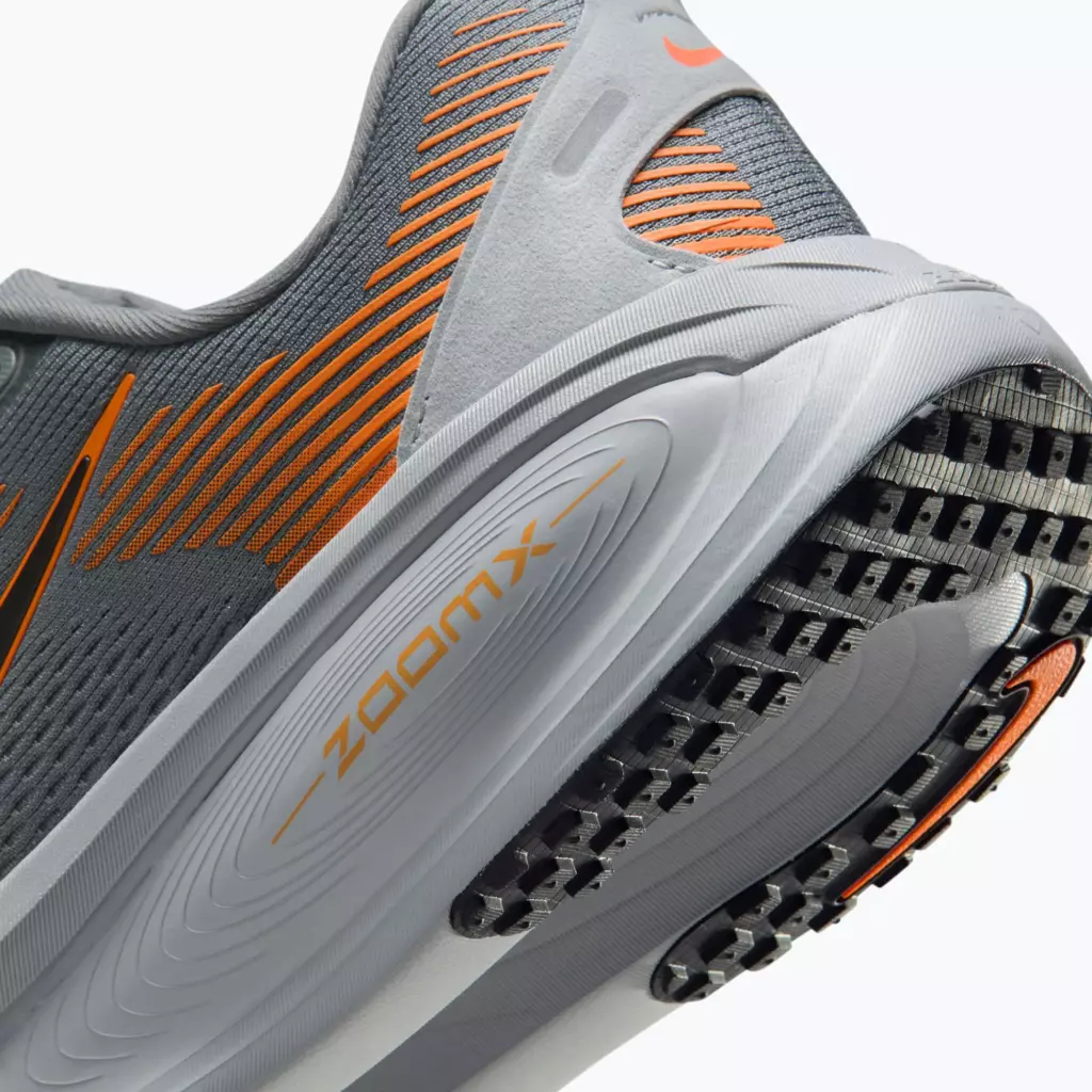 Кроссовки для бега Nike Vomero 18 cool grey/safety orange/wolf grey/black