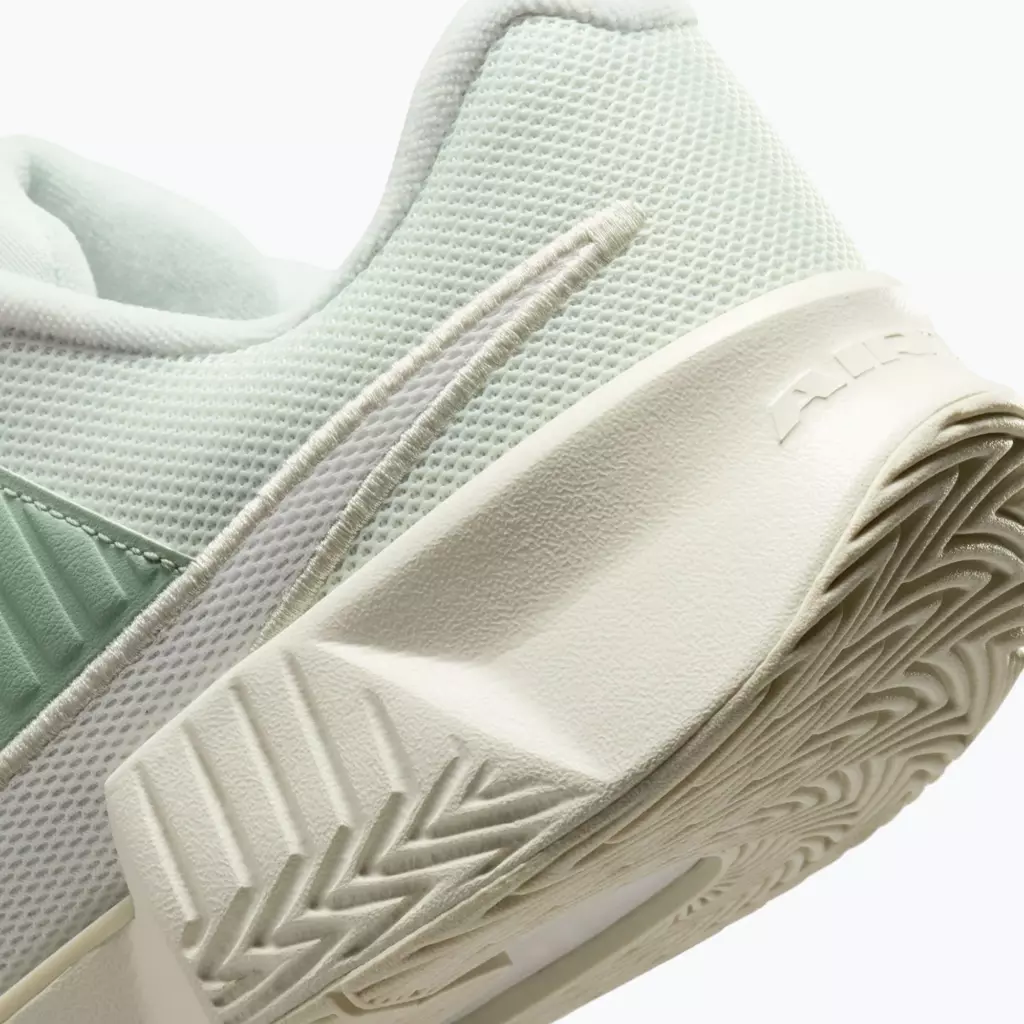 Женские Теннисные кроссовки Nike GP Challenge Pro steam/barely green/sea glass/white