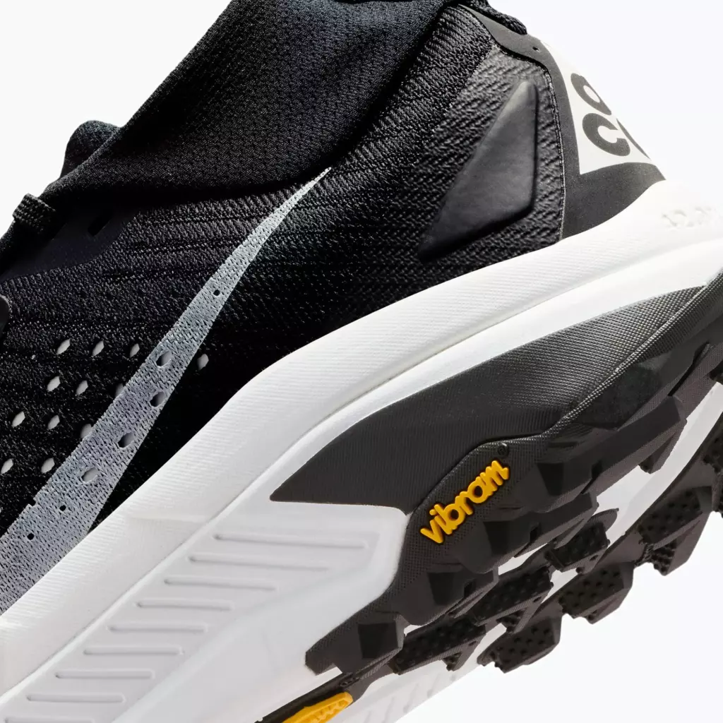 Женские Кроссовки для бега Nike ACG Zegama black/safety orange/summit white