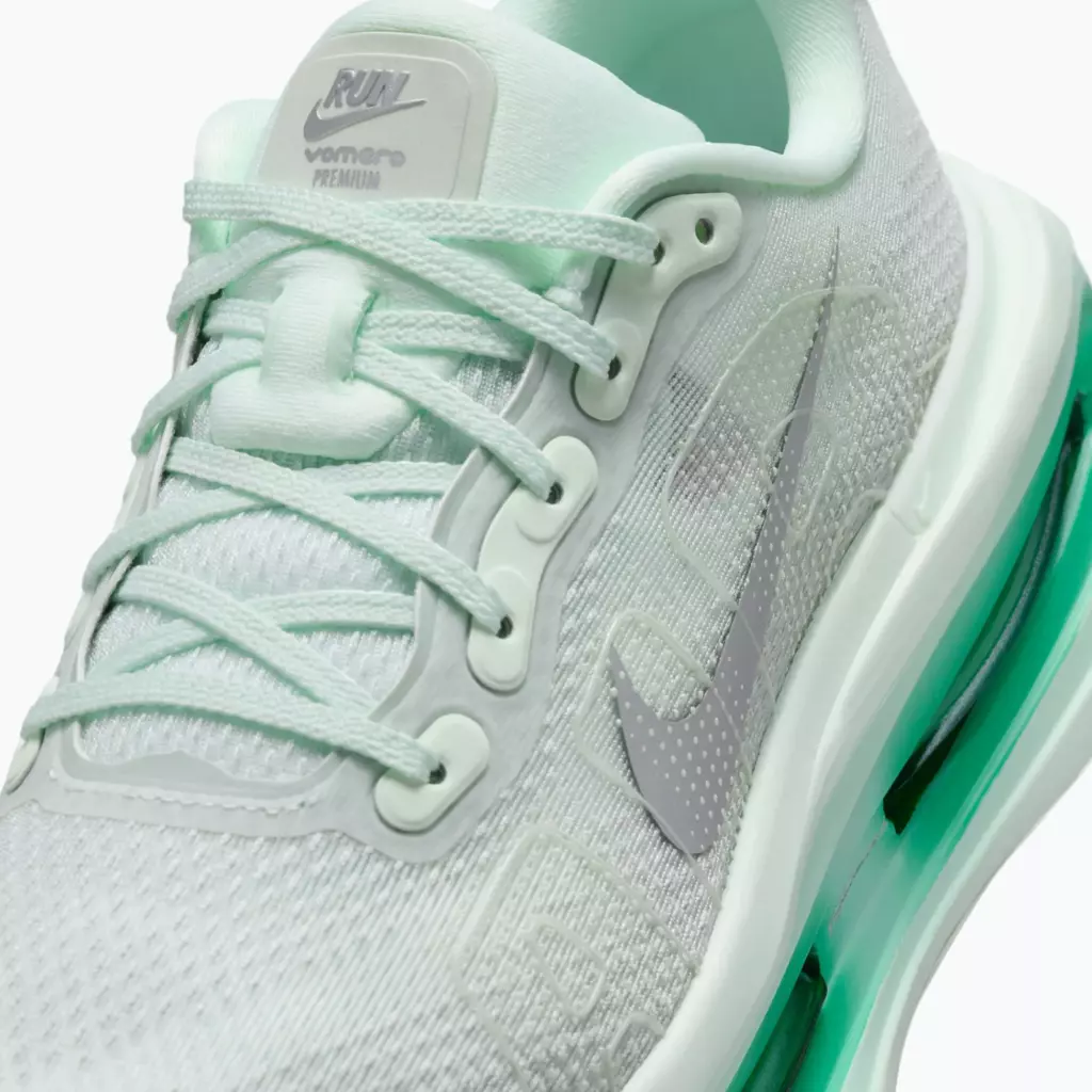 Женские Кроссовки для бега Nike Vomero Premium barely green/metallic silver