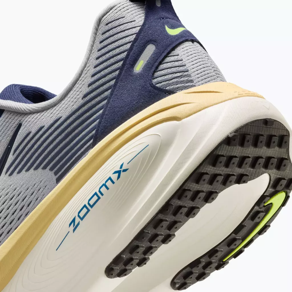 Кроссовки для бега Nike Vomero 18 wolf grey/pewter/sail/midnight navy