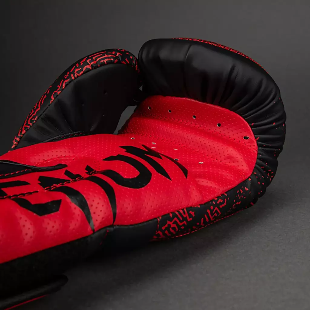 Боксёрские перчатки Venum x TEKKEN 8 Kazuya Boxing red/black