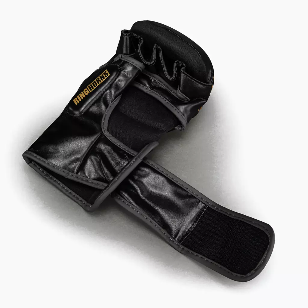 Боксёрские перчатки Venum Ringhorns Charger black/gold