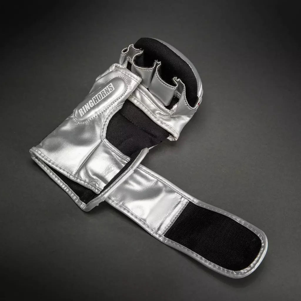 Боксёрские перчатки Venum Ringhorns Charger silver/black