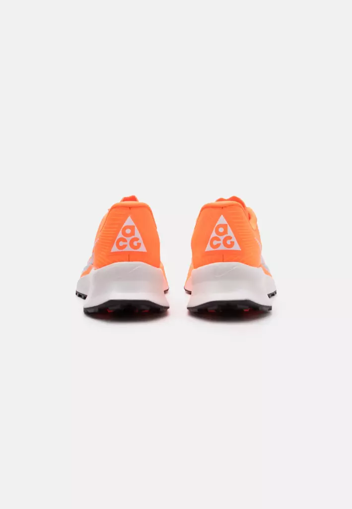 Кроссовки для бега Nike ACG ULTRAFLY - hyper crimson/white/total orange/vivid purple/black