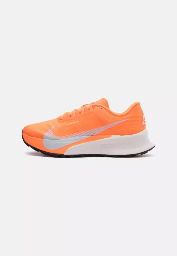 Кроссовки для бега Nike ACG ULTRAFLY - hyper crimson/white/total orange/vivid purple/black