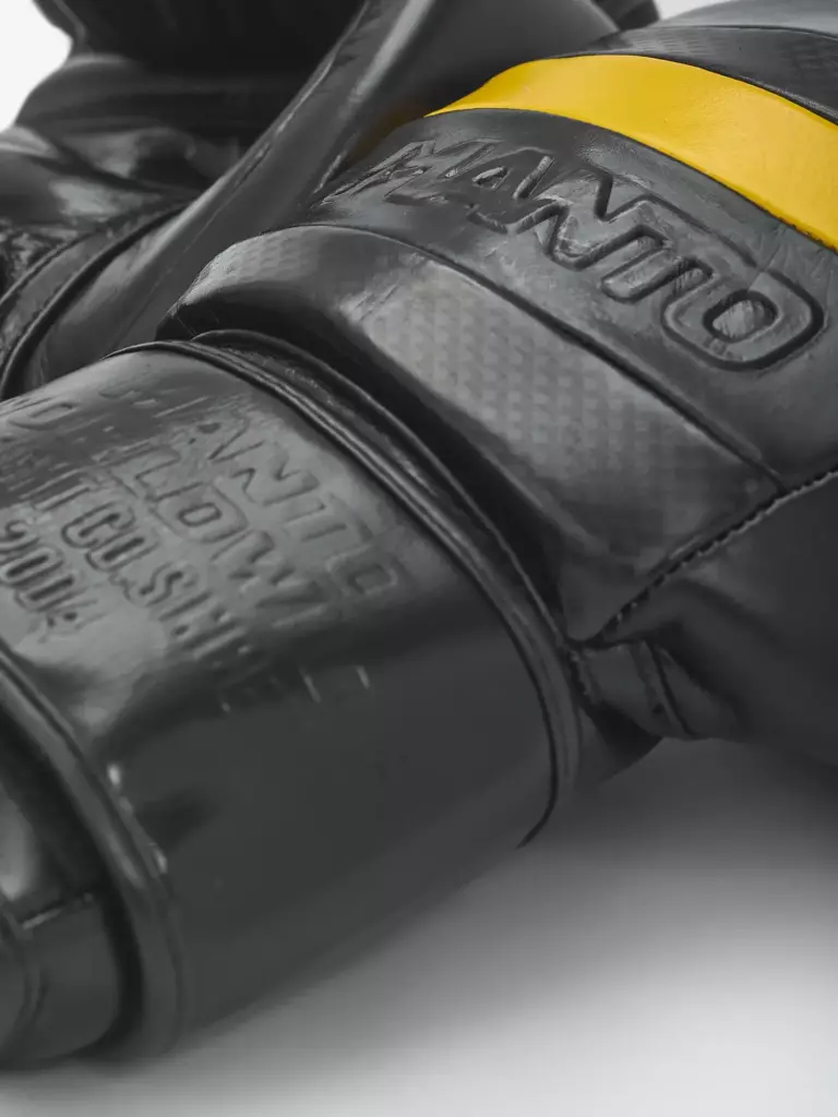 Боксёрские перчатки MANTO CARBON