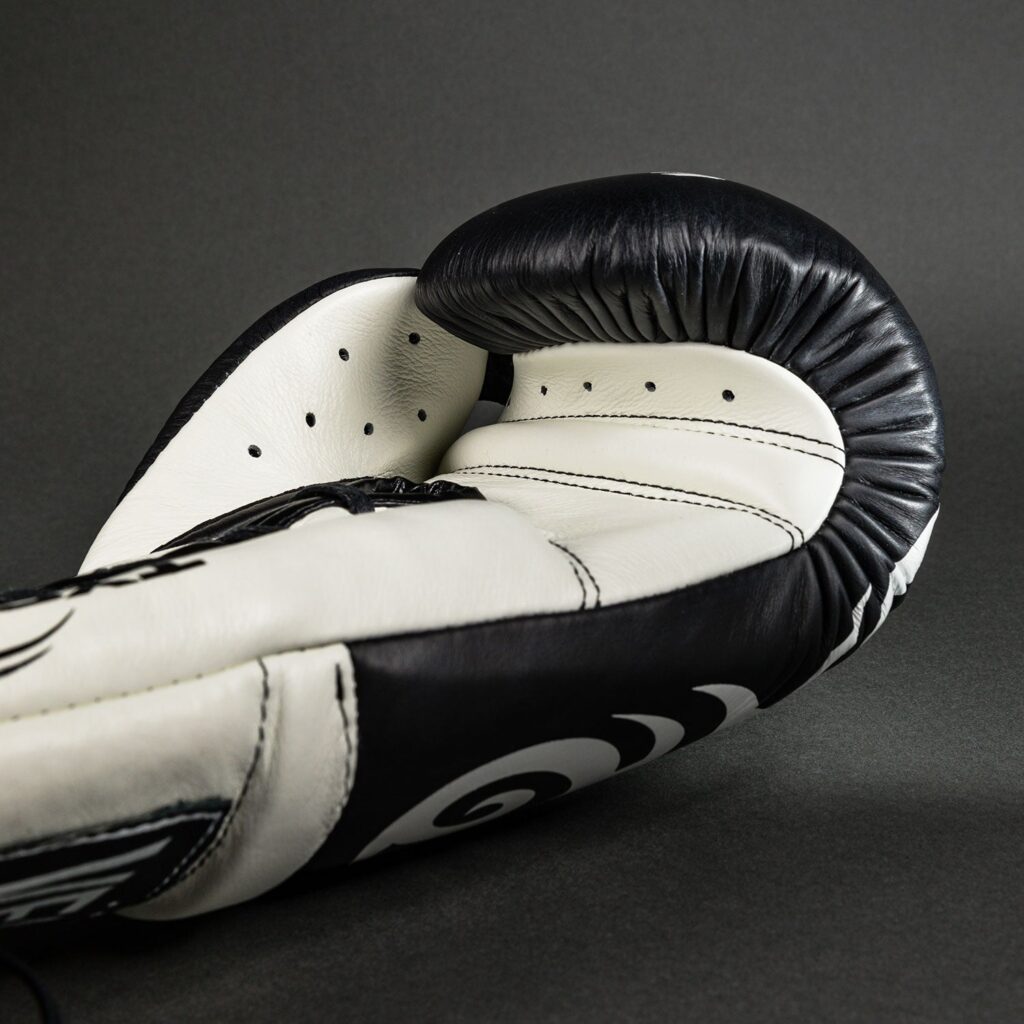 Перчатки Venum Giant 2.0 Mike Tyson Pro Boxing s with Laces - Deep Black/Optical White