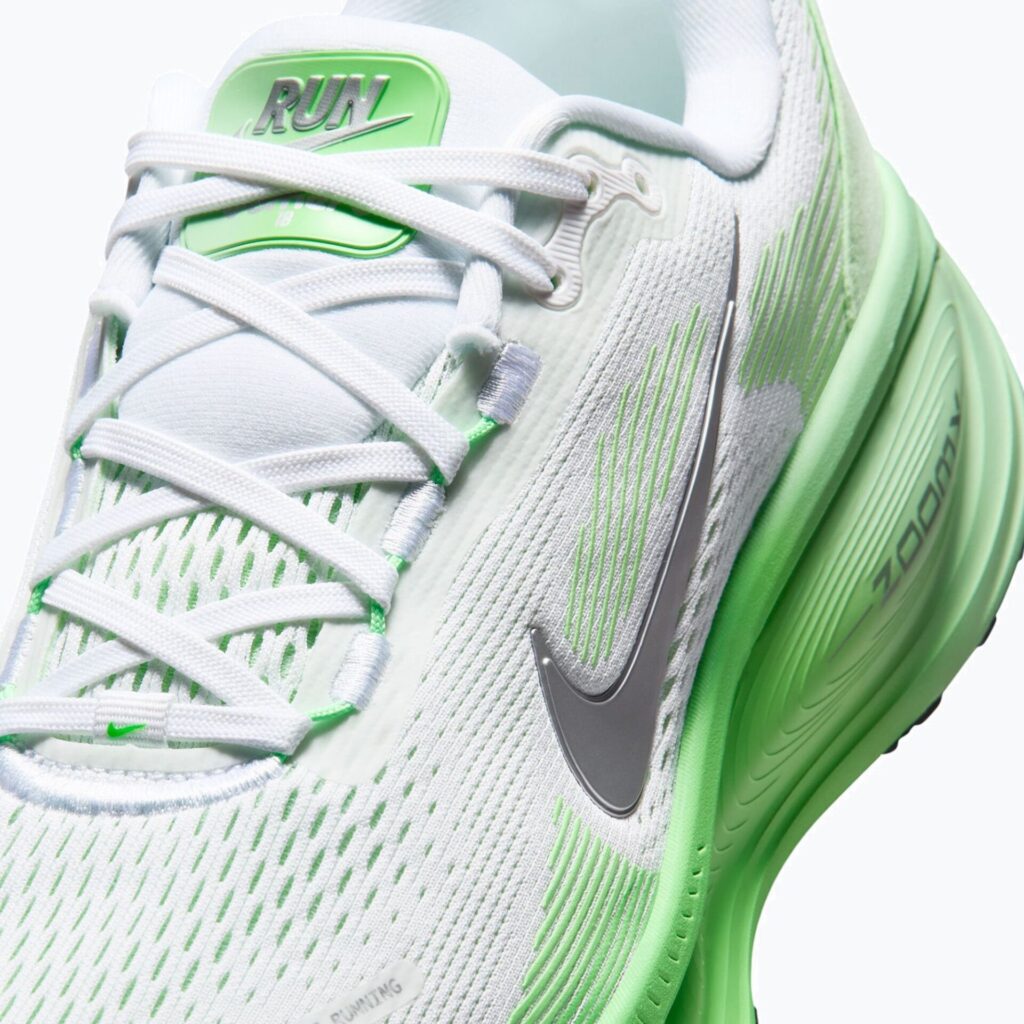 Женские кроссовки Nike Vomero 18 белого / зеленого / металлического серебра