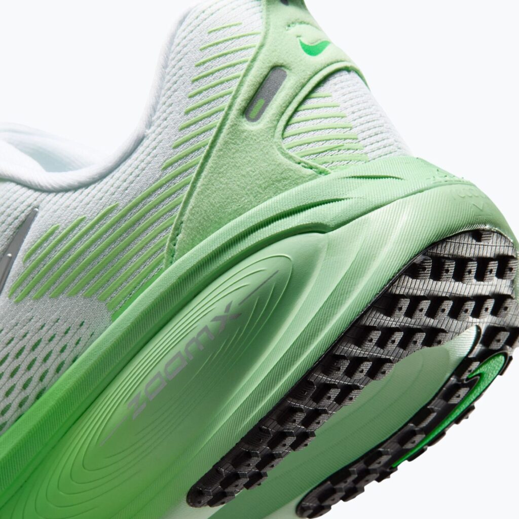 Женские кроссовки Nike Vomero 18 белого / зеленого / металлического серебра