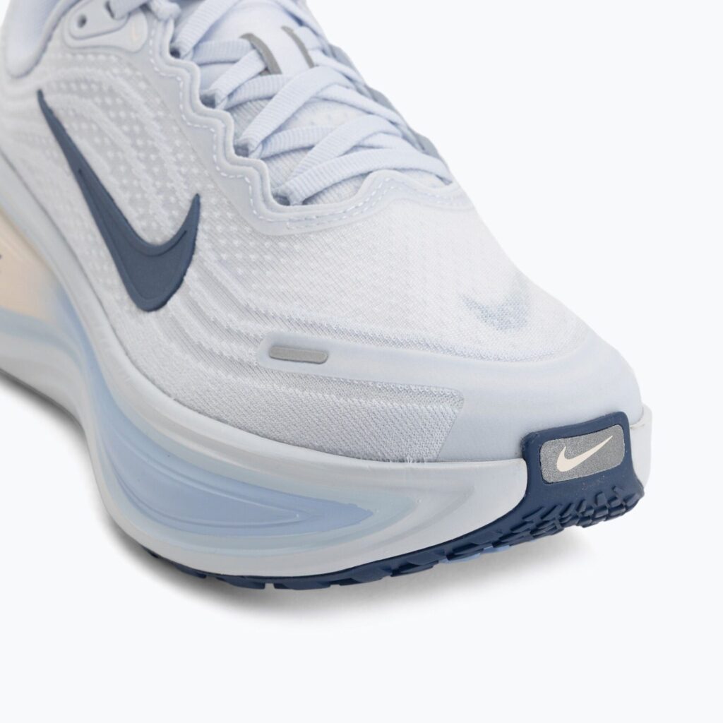 Женские Кроссовки Nike Vomero Plus белый / алюминиевый / футбольный серый / мистический флот