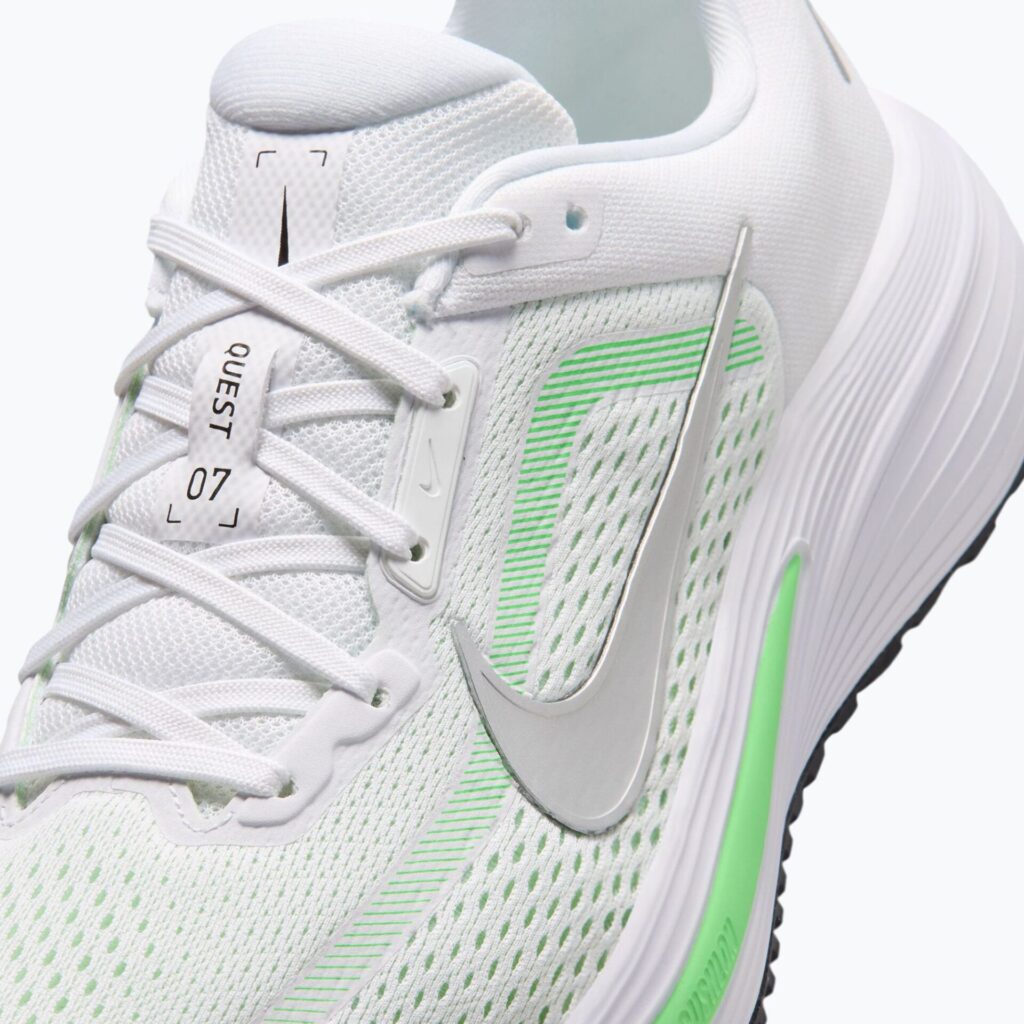 Женские кроссовки для бега Nike Quest 7 white/illusion green/metallic silver