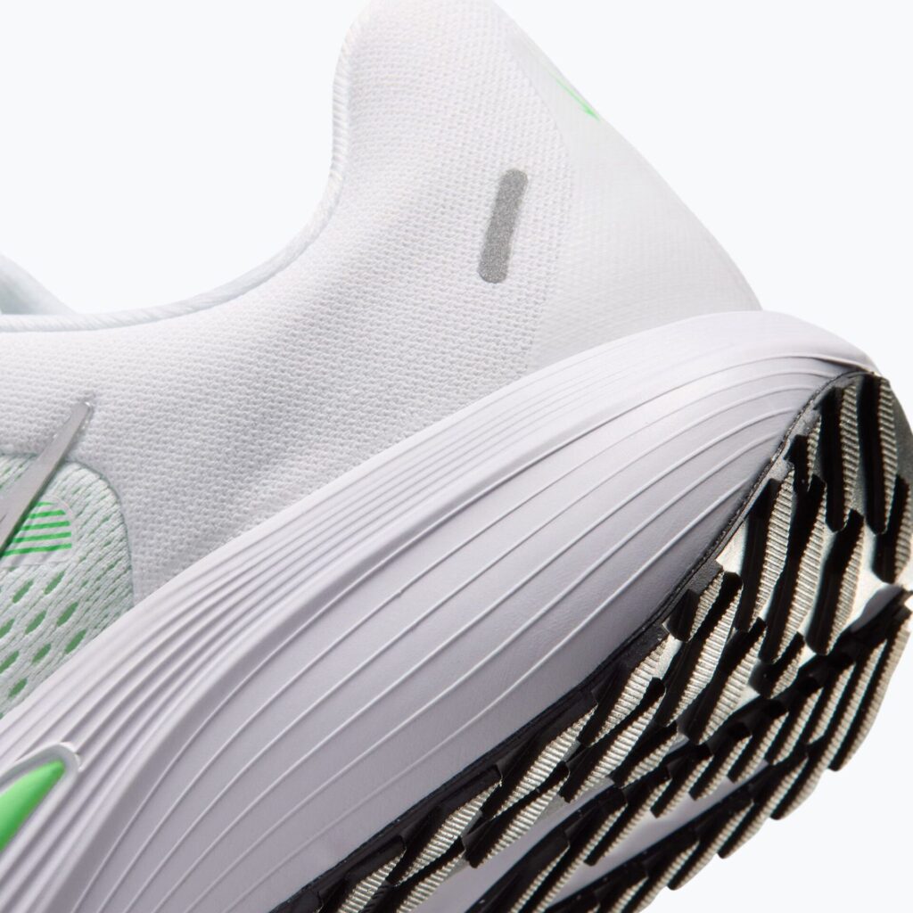 Женские кроссовки для бега Nike Quest 7 white/illusion green/metallic silver