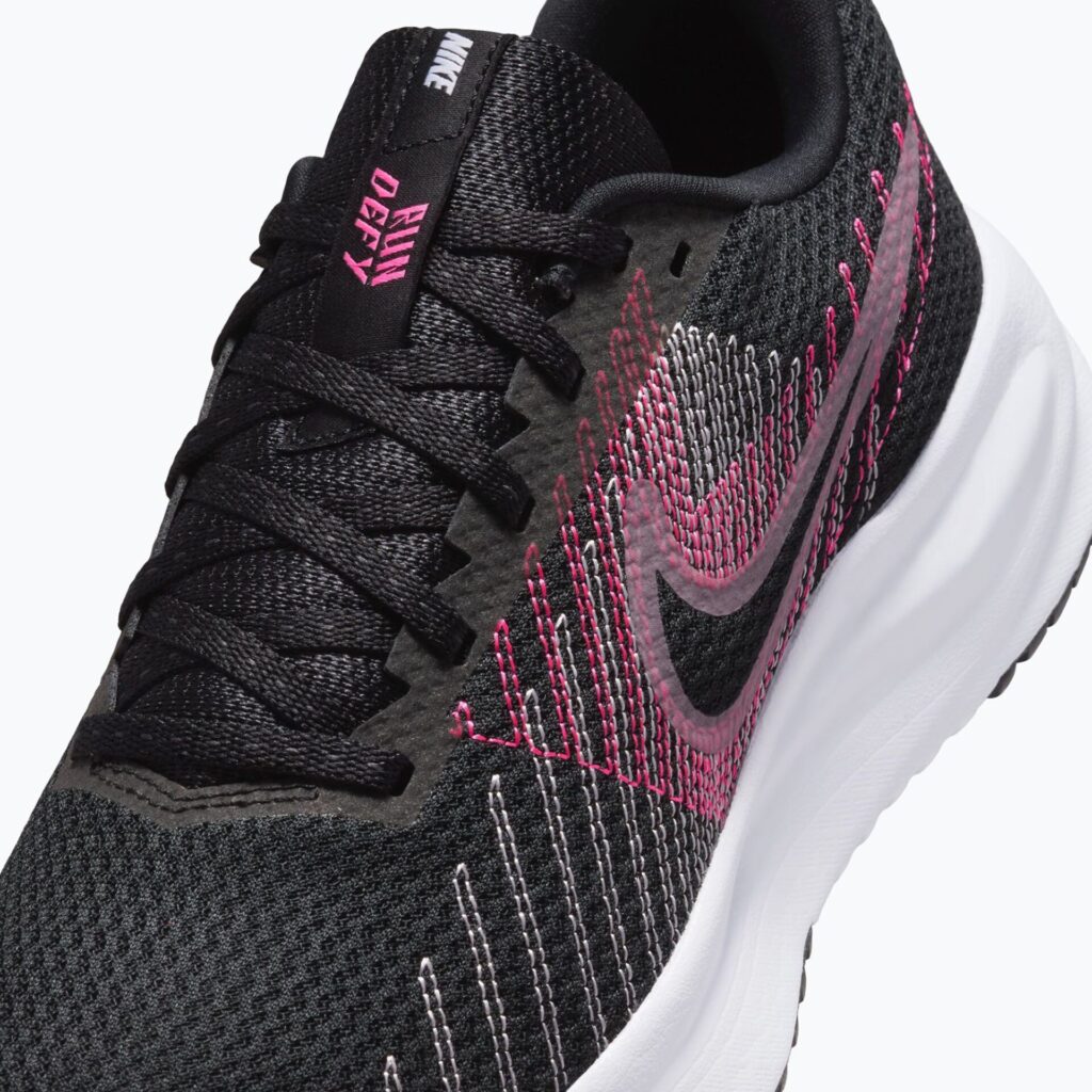 Женские кроссовки для бега Nike Run Defy black/hyper pink/elemental pink