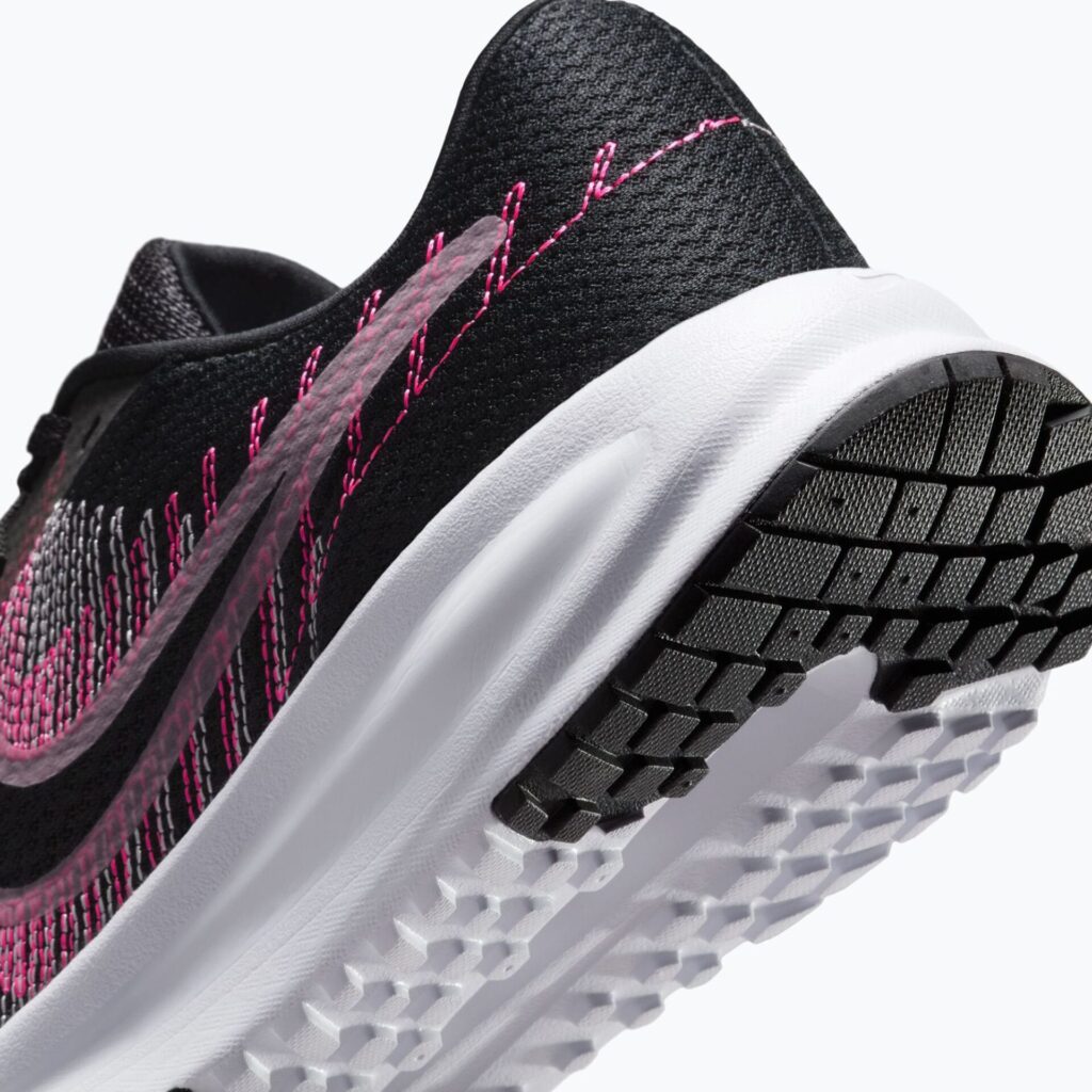 Женские кроссовки для бега Nike Run Defy black/hyper pink/elemental pink