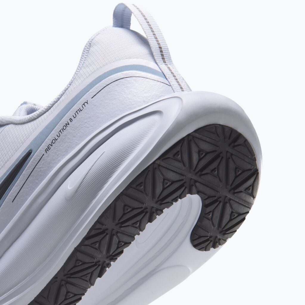 Кроссовки для бега Nike Revolution 8 Utility football grey/ligt armory blue/gridiron