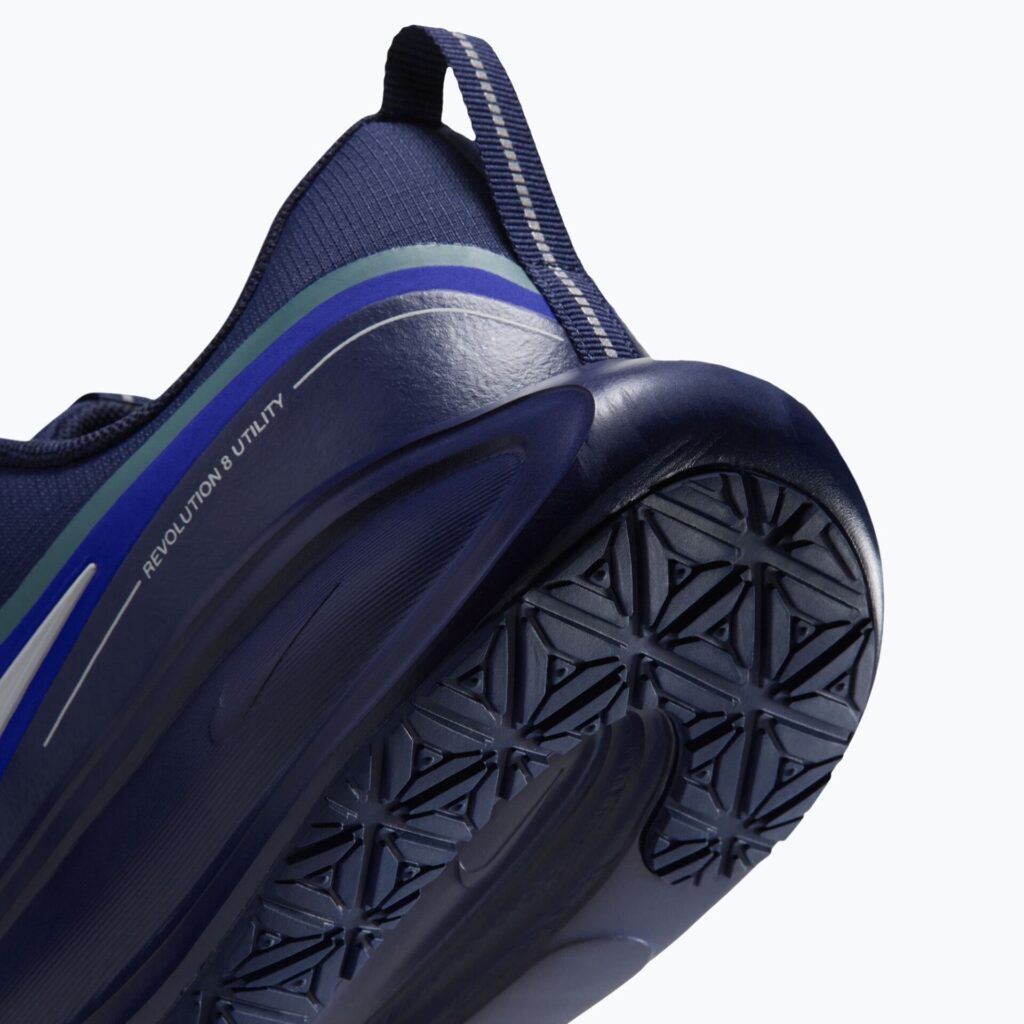 Кроссовки для бега Nike Revolution 8 Utility midnight navy/racer blue/grey mist
