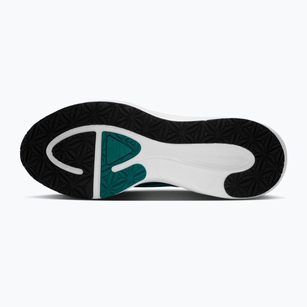 Кроссовки для бега Nike Revolution 8 Utility off white/bright spruce/black