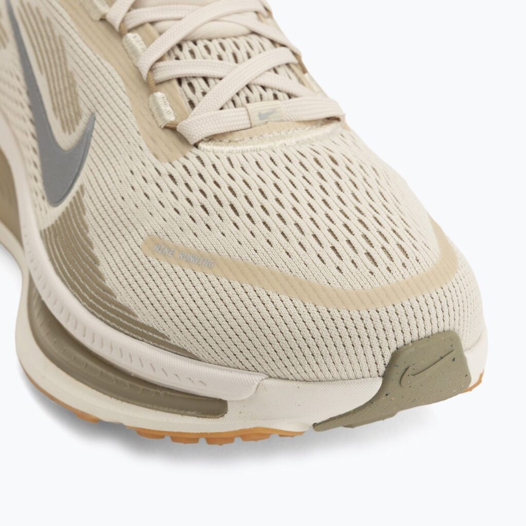 Кроссовки для бега Nike Vomero 18 light khaki/desert khaki/metallic silver